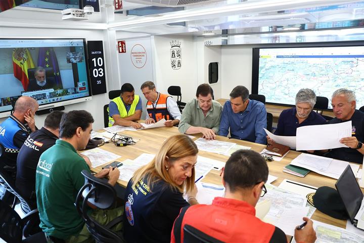 Pedro Sánchez visita las zonas afectadas por los incendios en Ávila