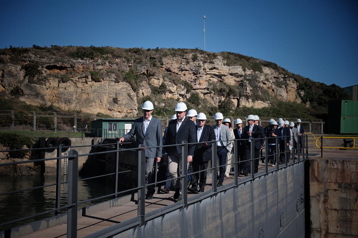 26/10/2026. El presidente del Gobierno visita las instalaciones de Astilleros Armón. El presidente del Gobierno, Pedro Sánchez, acompañado p...
