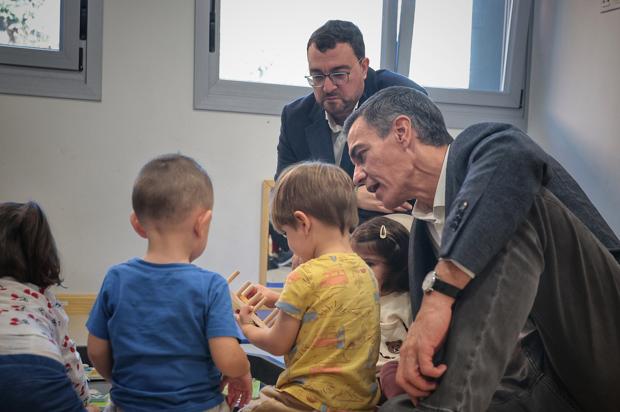 El presidente del Gobierno, Pedro Sánchez, durante su visita al centro educativo "Los Nuberinos", en Gijón