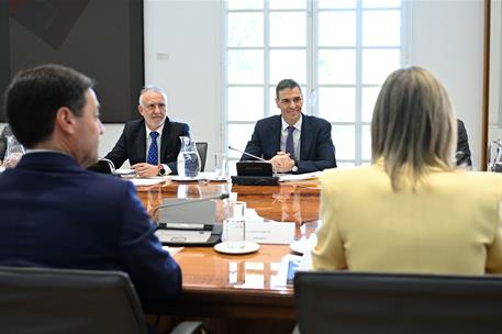 27/03/2026. Sánchez reunión Pradales. El presidente del Gobierno, Pedro Sánchez, en la reunión de la Comisión Bilateral de Cooperación Admin...