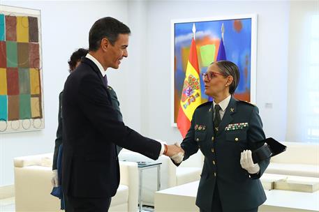 27/04/2026. Pedro Sánchez recibe a las dos primeras mujeres coroneles de la Guardia Civil. El presidente del Gobierno, Pedro Sánchez, saluda...