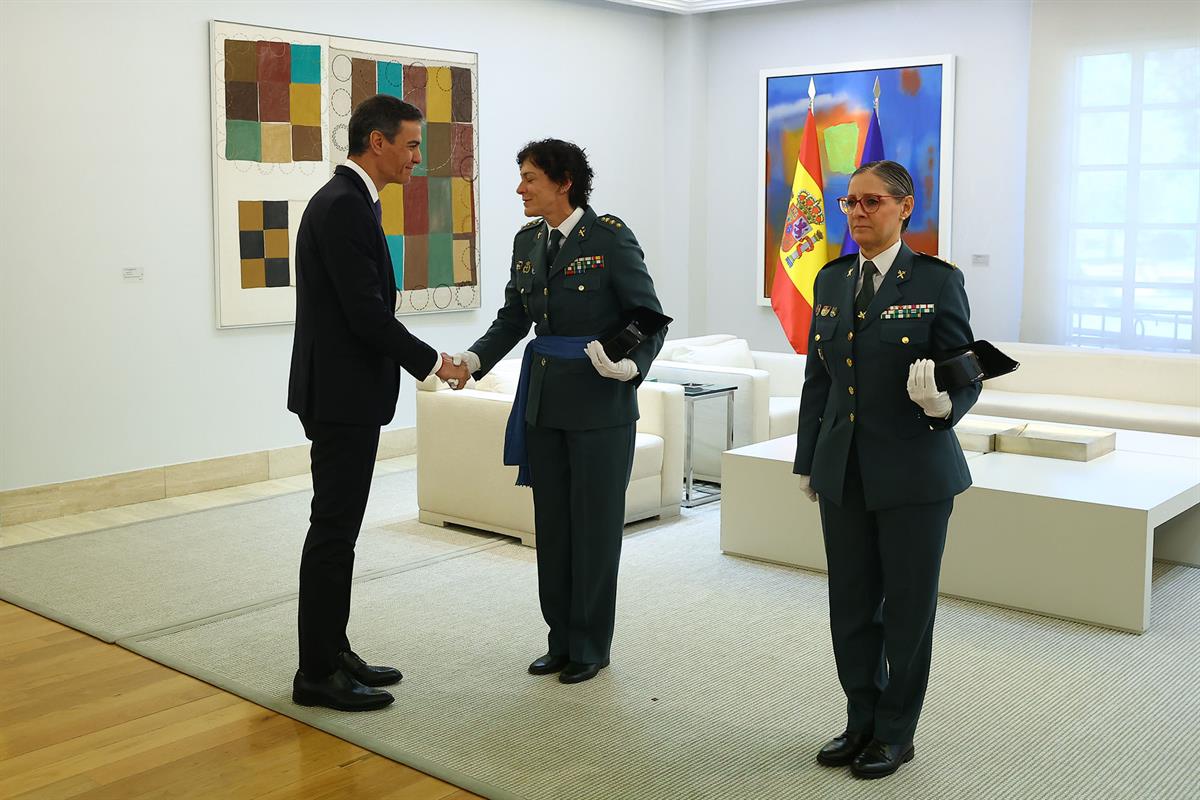 27/04/2026. Pedro Sánchez recibe a las dos primeras mujeres coroneles de la Guardia Civil. El presidente del Gobierno, Pedro Sánchez, saluda...