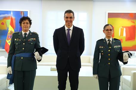 27/04/2026. Pedro Sánchez recibe a las dos primeras mujeres coroneles de la Guardia Civil. El presidente del Gobierno, Pedro Sánchez, junto ...