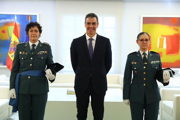 27/04/2026. Pedro Sánchez recibe a las dos primeras mujeres coroneles de la Guardia Civil. El presidente del Gobierno, Pedro Sánchez, junto ...