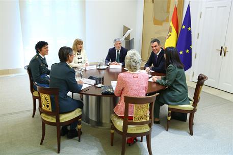 27/04/2026. Pedro Sánchez recibe a las dos primeras mujeres coroneles de la Guardia Civil. El presidente del Gobierno, Pedro Sánchez, y el m...