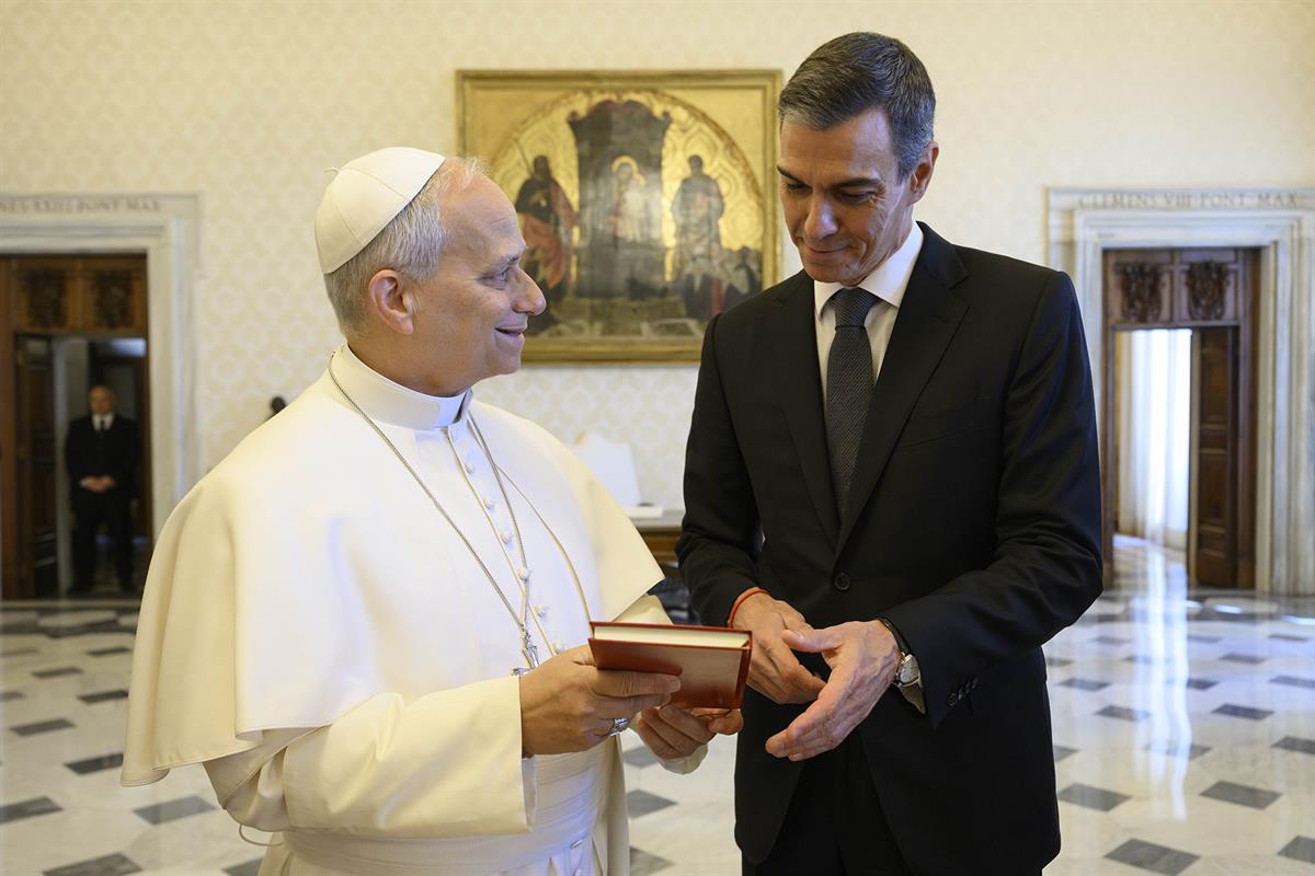 27/05/2026. Pedro Sánchez es recibido en audiencia por Su Santidad el Papa León XIV. El presidente del Gobierno, Pedro Sánchez, junto a Su S...