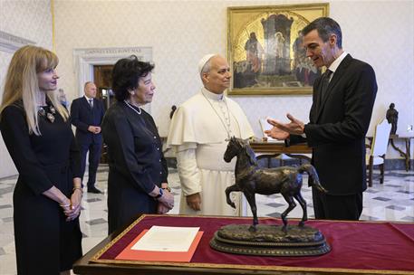 27/05/2026. Pedro Sánchez es recibido en audiencia por Su Santidad el Papa León XIV. El presidente del Gobierno, Pedro Sánchez, en la audien...