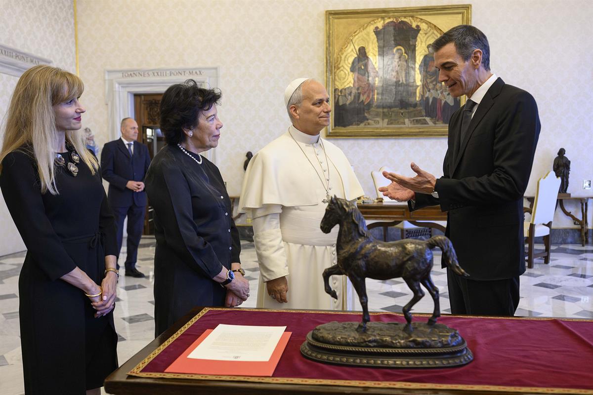 27/05/2026. Pedro Sánchez es recibido en audiencia por Su Santidad el Papa León XIV. El presidente del Gobierno, Pedro Sánchez, en la audien...