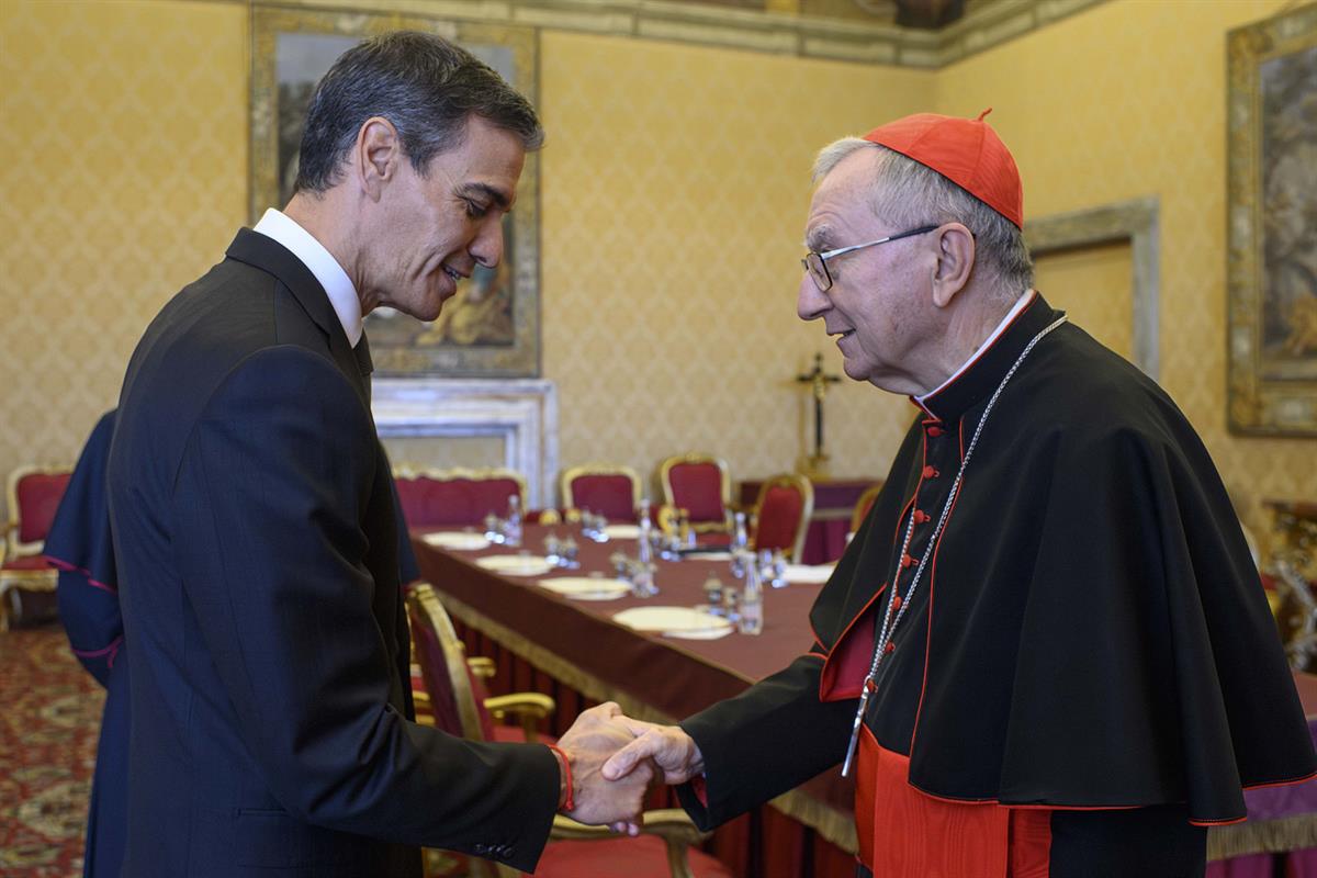 27/05/2026. Pedro Sánchez es recibido en audiencia por Su Santidad el Papa León XIV. El presidente del Gobierno, Pedro Sánchez, saluda al se...