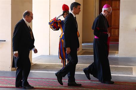 27/05/2026. Pedro Sánchez es recibido en audiencia por Su Santidad el Papa León XIV. El presidente del Gobierno, Pedro Sánchez, a su llegada...