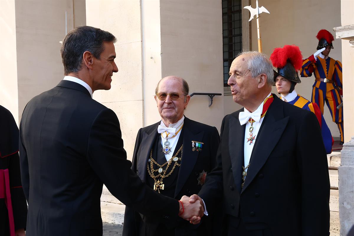 27/05/2026. Pedro Sánchez es recibido en audiencia por Su Santidad el Papa León XIV. El presidente del Gobierno, Pedro Sánchez, es recibido ...