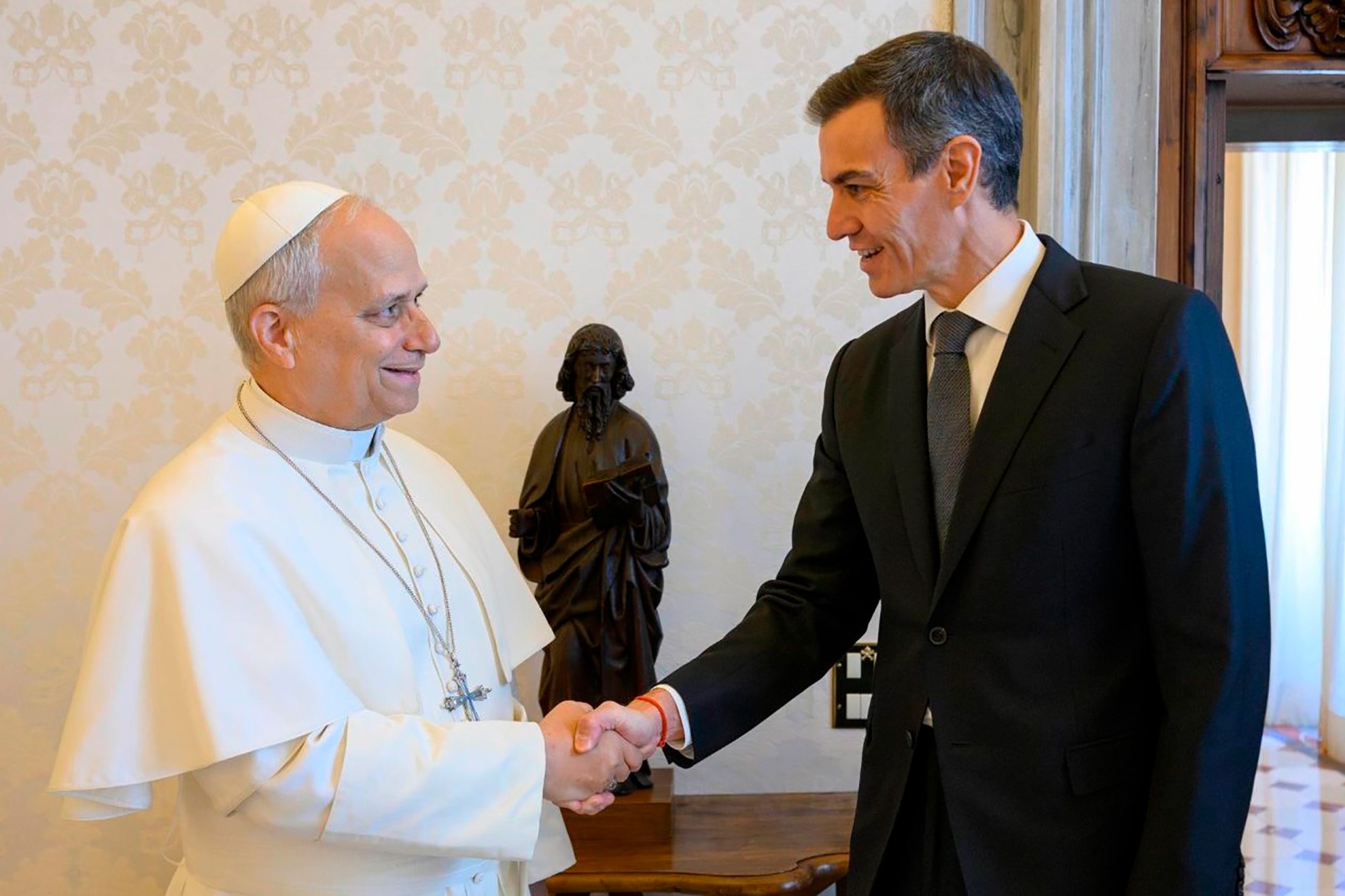 El presidente del Gobierno durante su encuentro con el papa León XIV.