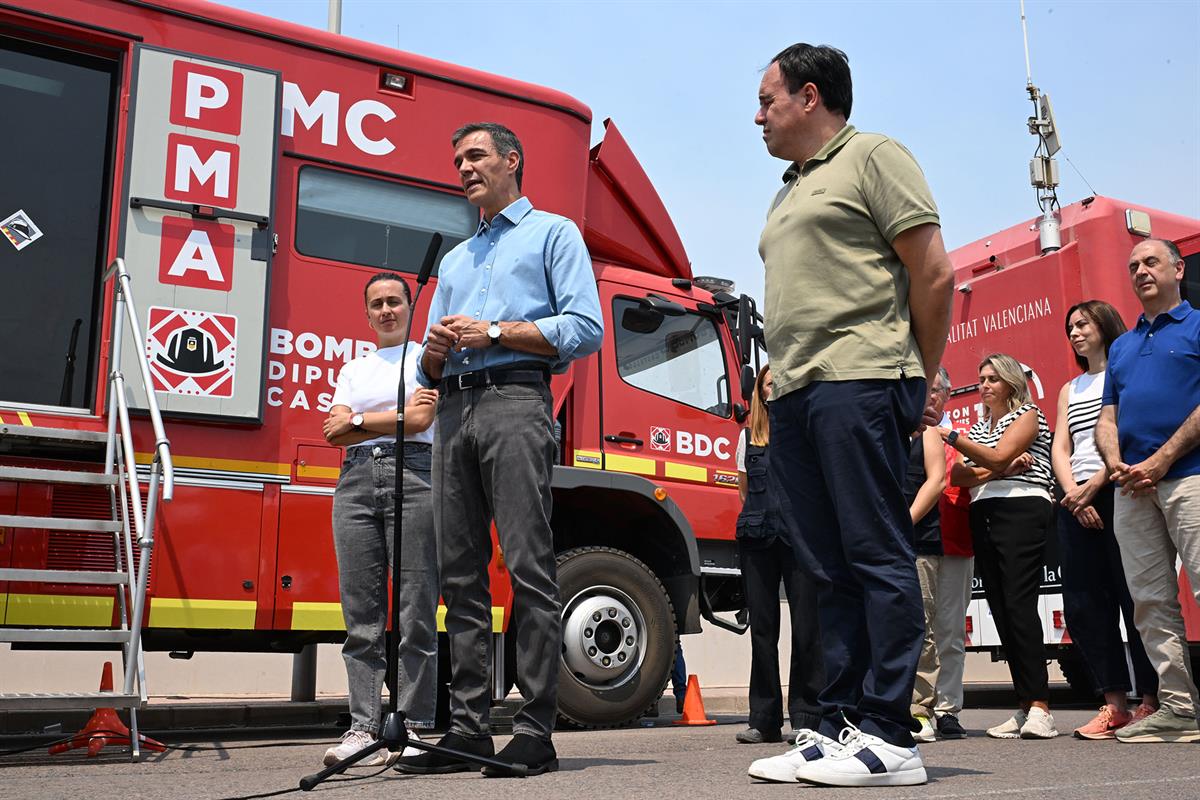 27/07/2026. Pedro Sánchez visita la zona afectada por los incendios en Castellón. El presidente del Gobierno, Pedro Sánchez, junto al presid...