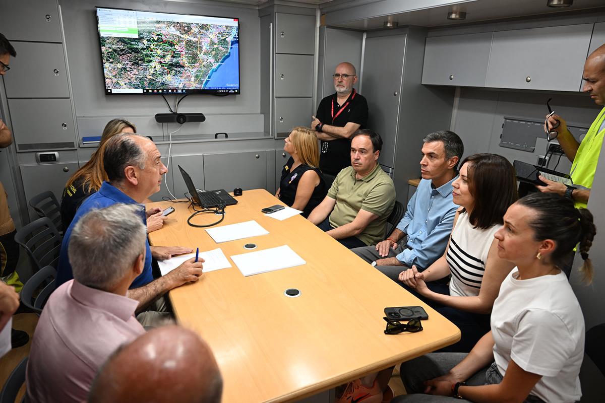 27/07/2026. Pedro Sánchez visita la zona afectada por los incendios en Castellón. El presidente del Gobierno, Pedro Sánchez, y la ministra d...