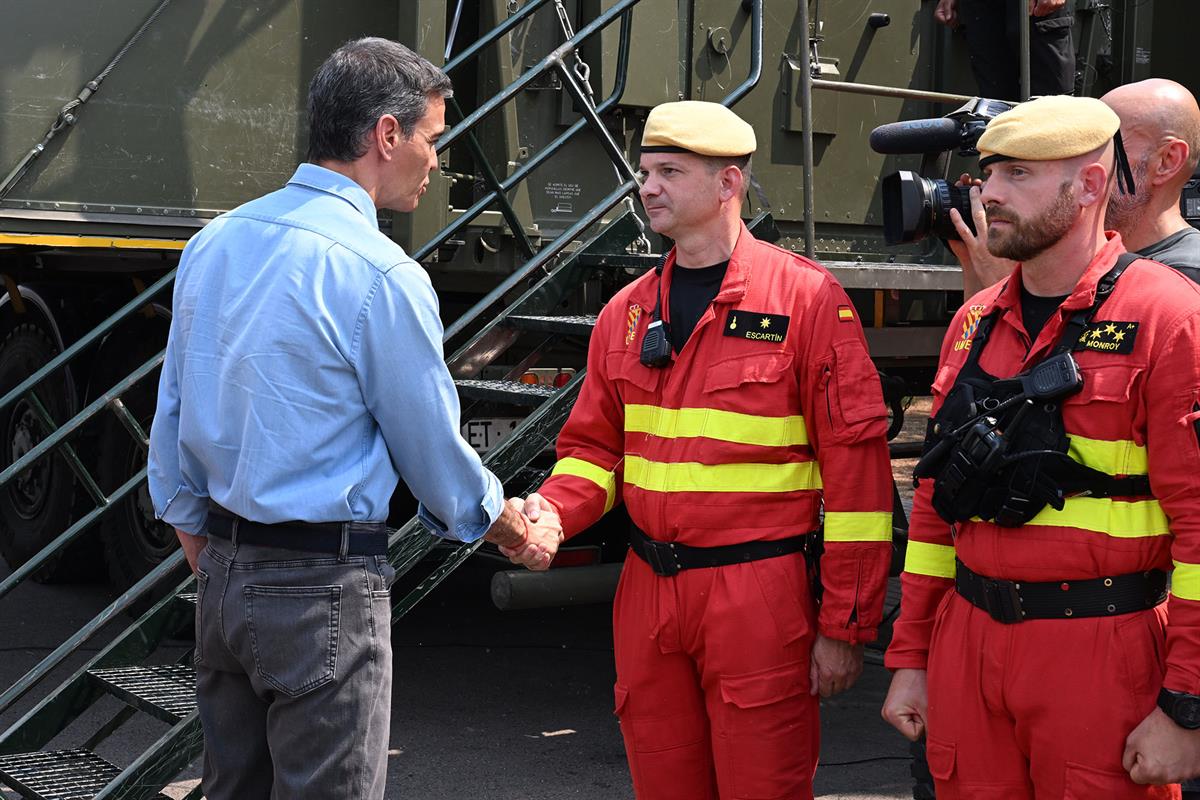 27/07/2026. Pedro Sánchez visita la zona afectada por los incendios en Castellón. El presidente del Gobierno, Pedro Sánchez, saluda a dos in...