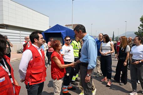 27/07/2026. Pedro Sánchez visita la zona afectada por los incendios en Castellón. El presidente del Gobierno, Pedro Sánchez, saluda al equip...