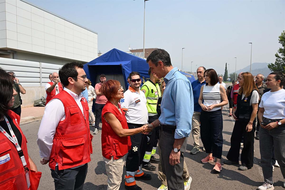27/07/2026. Pedro Sánchez visita la zona afectada por los incendios en Castellón. El presidente del Gobierno, Pedro Sánchez, saluda al equip...