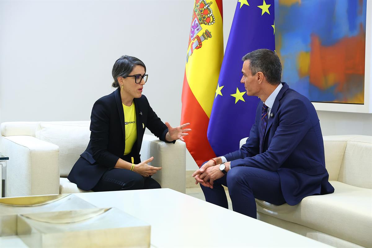 28/04/2026. The President of the Government receives the president of the Malasmadres Club. Meeting between the President of the Government ...