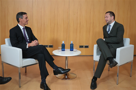El presidente del Gobierno, Pedro Sánchez, junto al primer ministro de Groenlandia, Frederik Nielsen.
