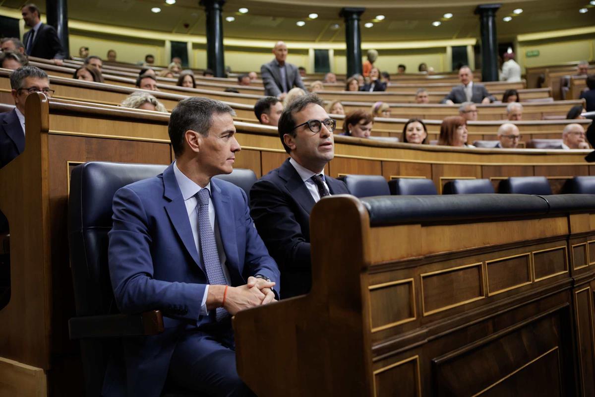 El presidente del Gobierno, junto al vicepresidente primero y ministro de Econom&iacute;a, Comercio y Empresa, en el Congreso