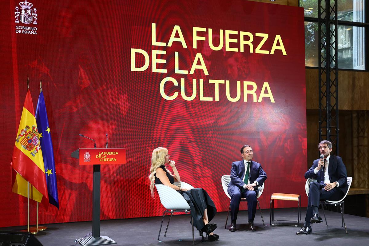 El ministro Albares y el ministro dUrtasun, durante la presentaci&oacute;n del Plan Nacional de Acci&oacute;n Cultural en el Exterior