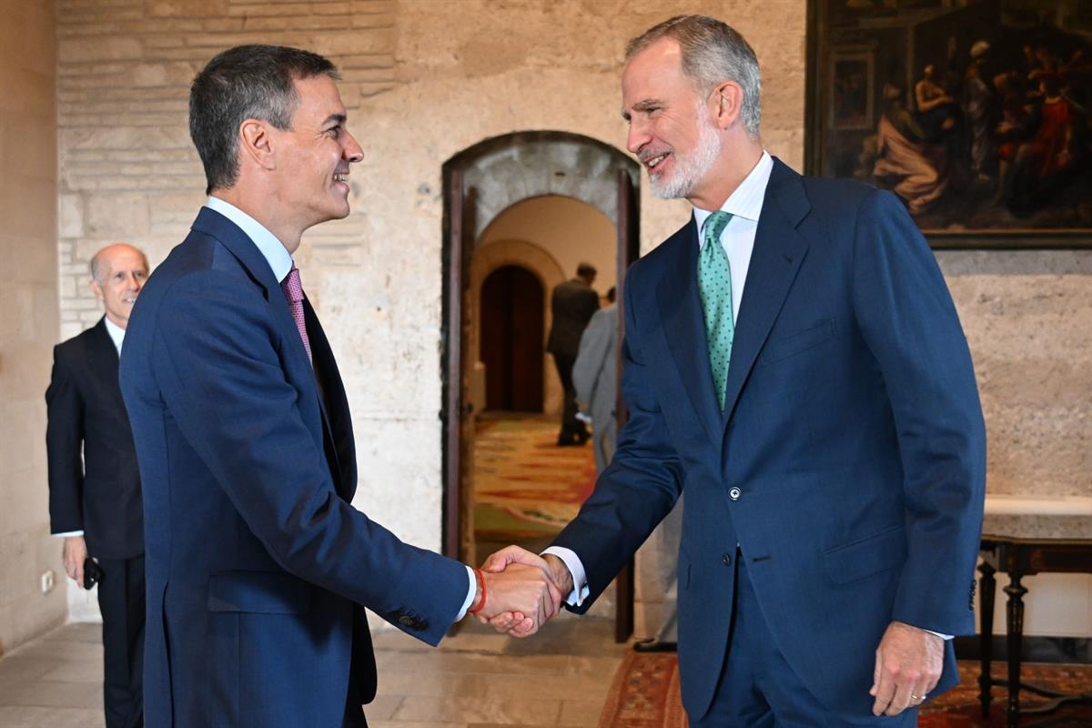 29/07/2026. Pedro Sánchez despacha con el rey. El rey Felipe VI y el presidente del Gobierno, Pedro Sánchez, se saludan al comienzo del trad...