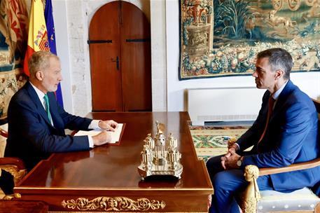 29/07/2026. Pedro Sánchez despacha con el rey. El presidente del Gobierno, Pedro Sánchez, conversa con el rey Felipe VI durante el despacho de verano.