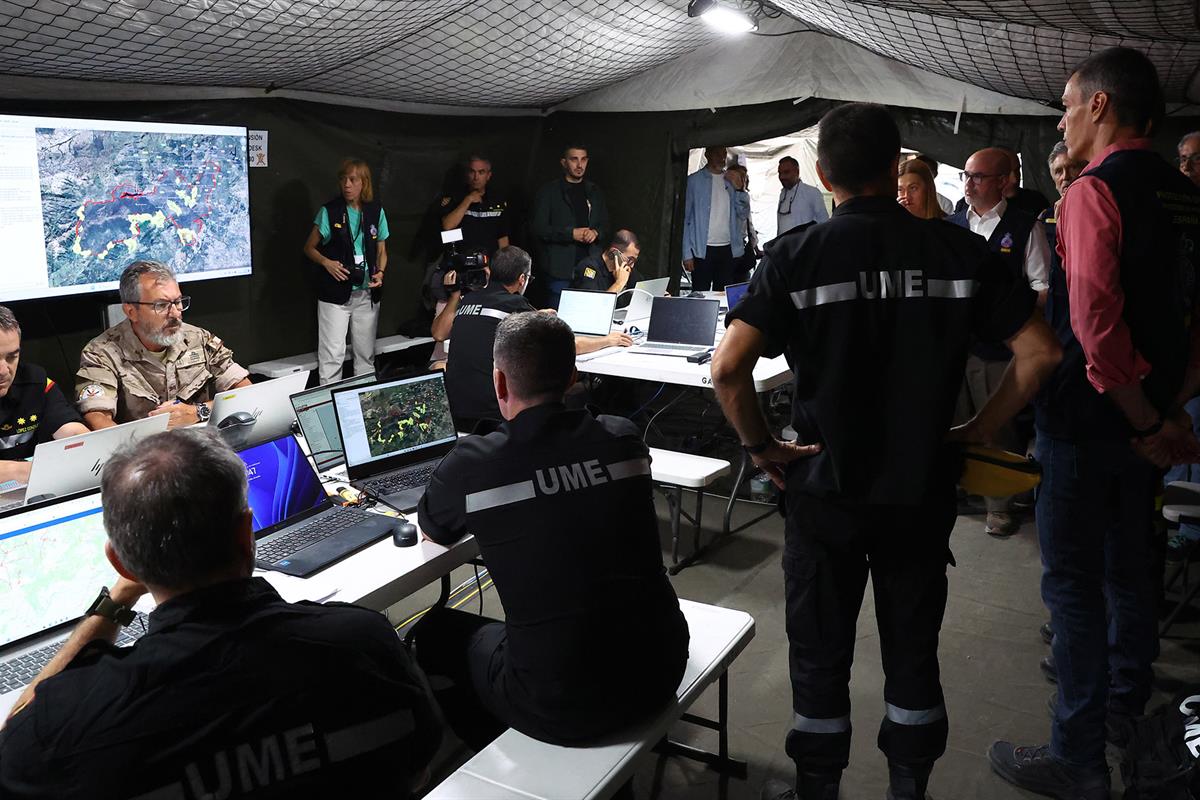 Pedro S&aacute;nchez, con miembros de los dispositivos de emergencias y de coordinaci&oacute;n que trabajan en la extinci&oacute;n del incendio