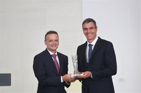 El alcalde Atenas, Haris Doukas, entrega a Pedro Sánchez el Premio de la Democracia de la Ciudad de Atenas.