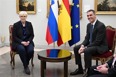 30/01/2026. Pedro Sánchez clausura el acto 'Mujeres liderando la ONU del siglo XXI'. El presidente del Gobierno Pedro Sánchez, conversa con ...