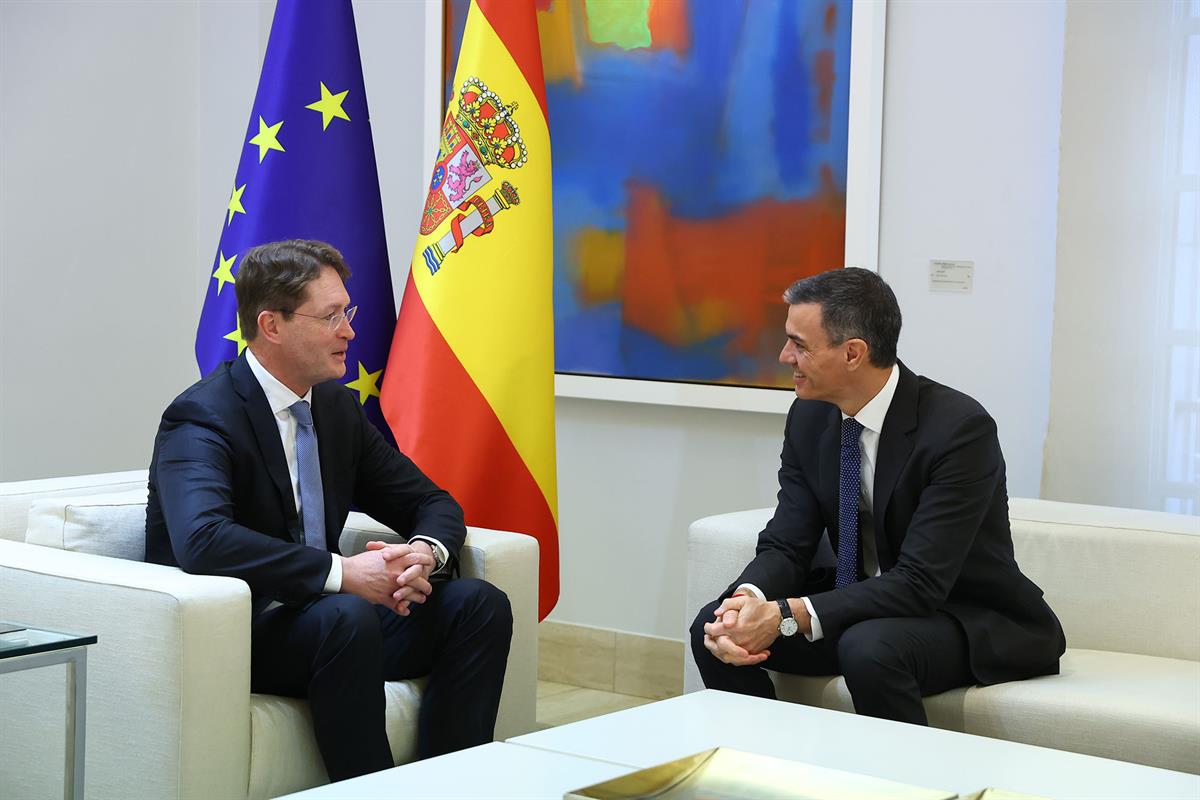 30/01/2026. Pedro Sánchez recibe al presidente de ACEA y CEO de Mercedes-Benz. El presidente del Gobierno, Pedro Sánchez, conversa con el CE...