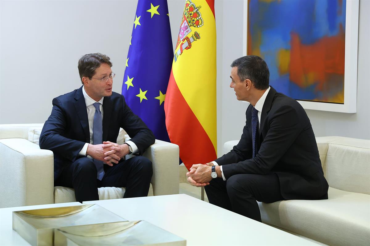 30/01/2026. Pedro Sánchez recibe al presidente de ACEA y CEO de Mercedes-Benz. El presidente del Gobierno, Pedro Sánchez, conversa con el CE...