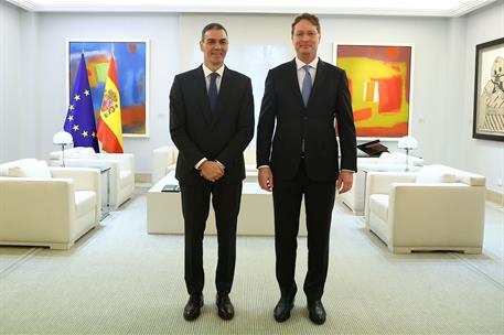 30/01/2026. Pedro Sánchez recibe al presidente de ACEA y CEO de Mercedes-Benz. El jefe del Ejecutivo, Pedro Sánchez, junto al presidente de ...