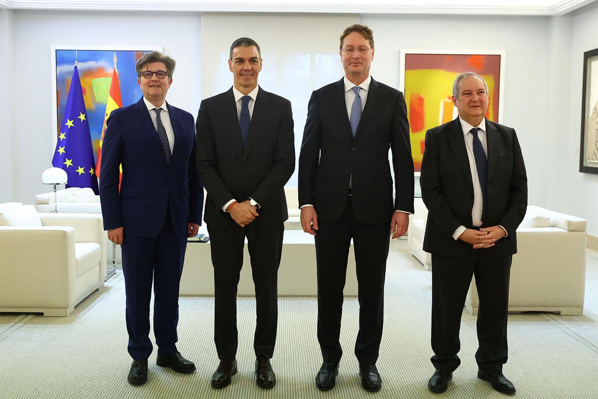 30/01/2026. Pedro Sánchez recibe al presidente de ACEA y CEO de Mercedes-Benz. Foto de grupo del encuentro del presidente con el CEO de Mercedes-Benz.