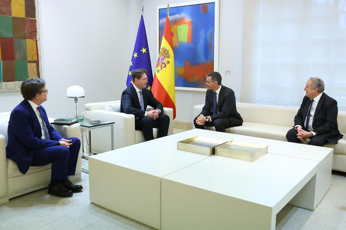 30/01/2026. Pedro Sánchez recibe al presidente de ACEA y CEO de Mercedes-Benz. Encuentro del presidente Sánchez con el responsable de la Aso...