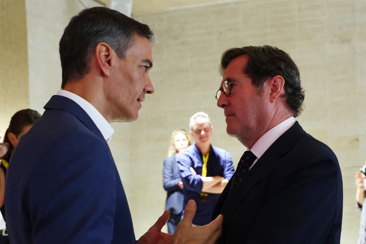30/06/2026. Pedro Sánchez presenta el Plan Integración y Ciudadanía. El presidente del Gobierno, Pedro Sánchez, conversa con el presidente d...