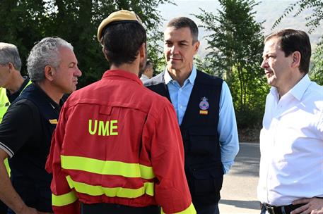 30/07/2026. Pedro Sánchez visita zonas afectadas por el incendio en Ávila. El presidente del Gobierno, Pedro Sánchez, saluda a miembros de l...