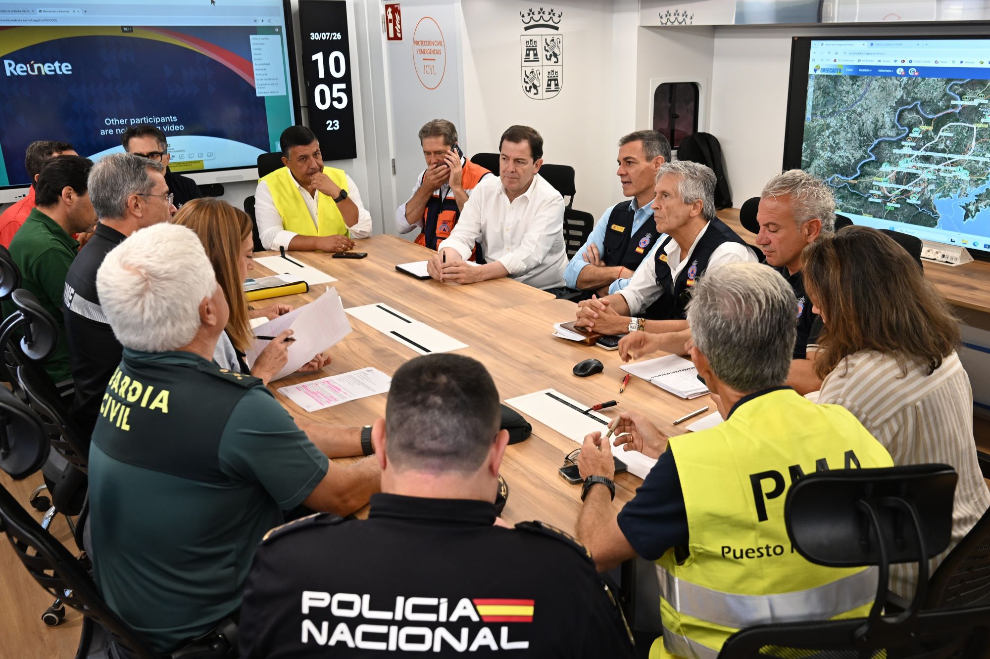 30/07/2026. Pedro Sánchez visita zonas afectadas por el incendio en Ávila. El presidente del Gobierno, Pedro Sánchez, junto al ministro del ...