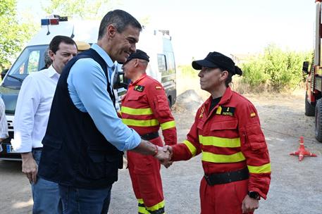 30/07/2026. Pedro Sánchez visita zonas afectadas por el incendio en Ávila. El presidente del Gobierno, Pedro Sánchez, saluda a efectivos de ...