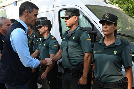 30/07/2026. Pedro Sánchez visita las zonas afectadas por el incendio en Ávila. El presidente del Gobierno, Pedro Sánchez, saluda a represent...