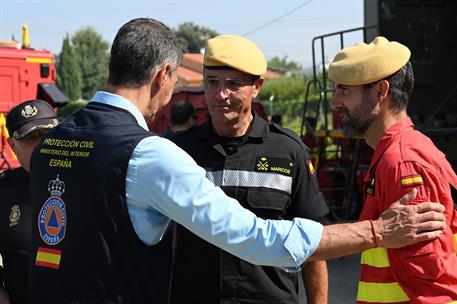30/07/2026. Pedro Sánchez visita las zonas afectadas por el incendio en Ávila. El presidente del Gobierno, Pedro Sánchez, saluda a represent...