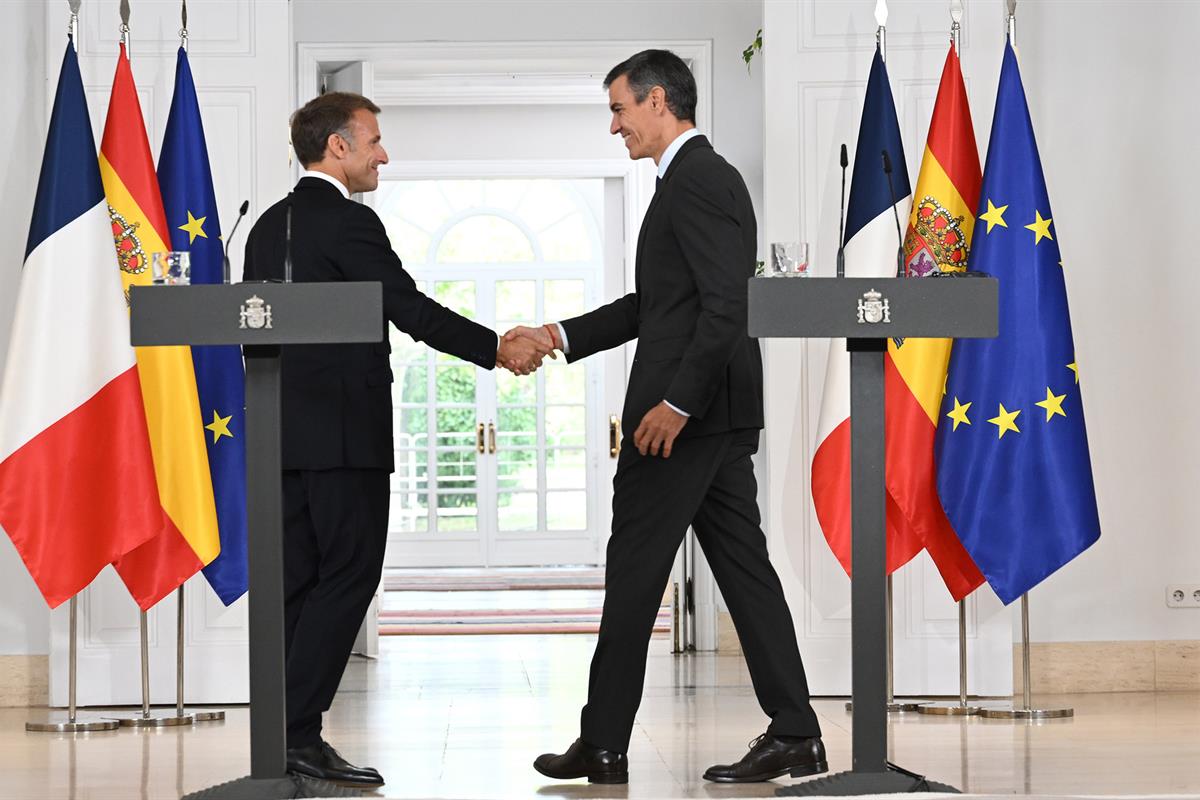 30/09/2026. Comparecencia de Pedro Sánchez con Emmanuel Macron. El presidente del Gobierno, Pedro Sánchez, y el presidente de la República F...