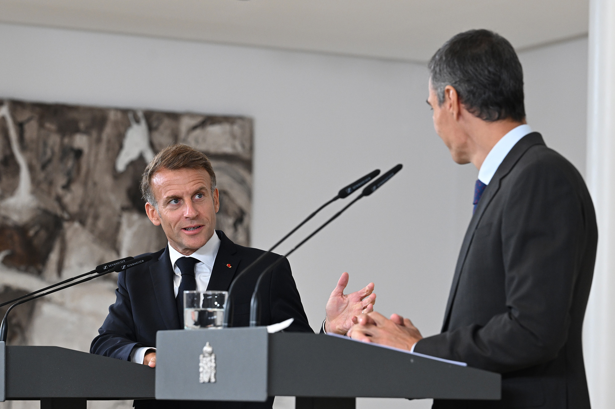 30/09/2026. Comparecencia de Pedro Sánchez con Emmanuel Macron. El presidente del Gobierno, Pedro Sánchez, y el presidente de la República F...