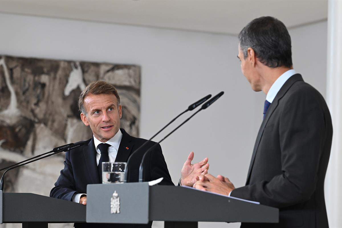 30/09/2026. Pedro Sánchez meets with the President of the French Republic, Emmanuel Macron. El presidente del Gobierno de España, Pedro Sánc...