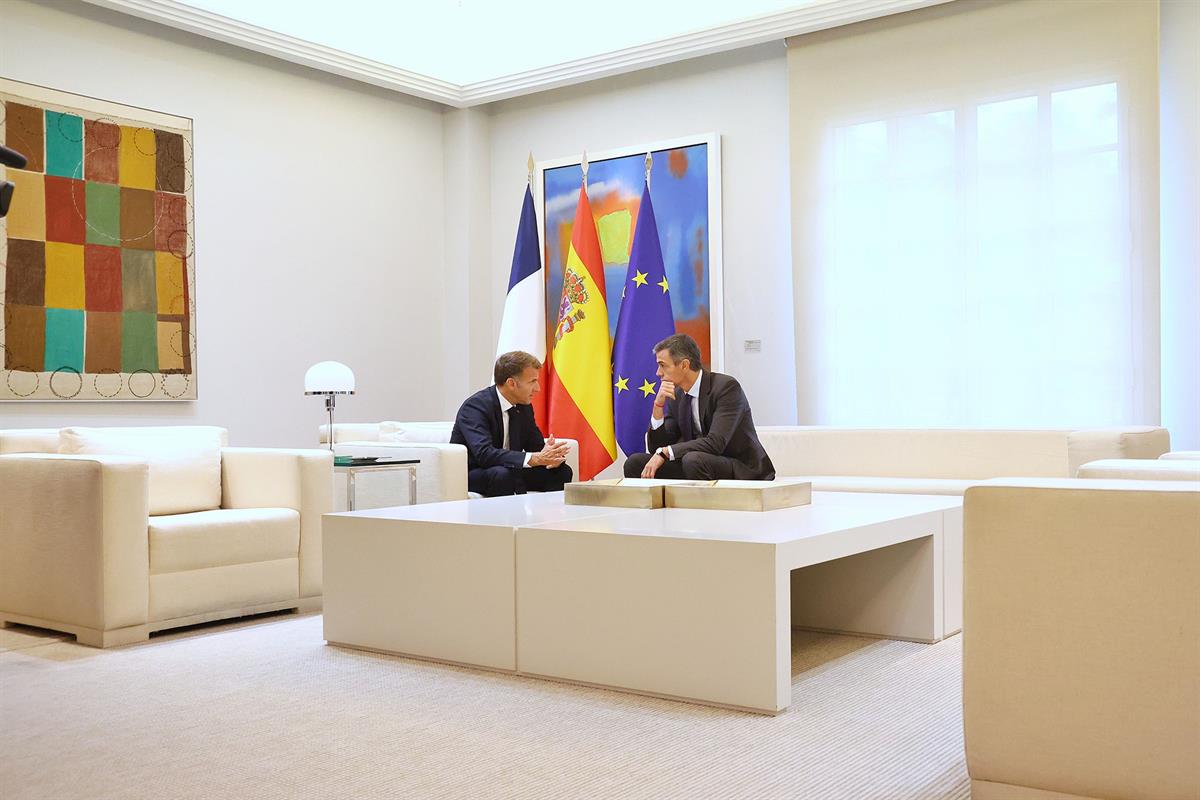 El presidente del Gobierno, Pedro S&aacute;nchez, y el presidente de la Rep&uacute;blica Francesa, Emmanuel Macron, reunidos en La Moncloa
