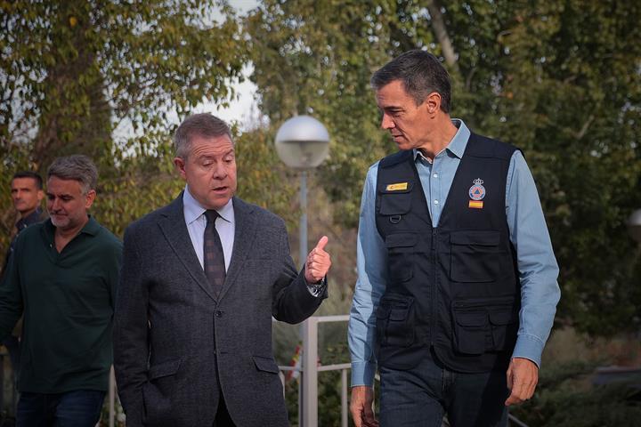 El presidente del Gobierno, Pedro Sánchez, comparece junto al presidente de Castilla-La Mancha, Emiliano García Page