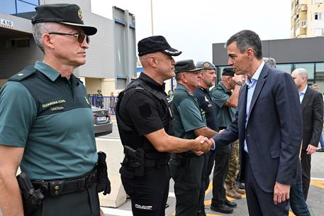31/07/2026. Viaje del presidente del Gobierno a Ceuta. El presidente del Gobierno, Pedro Sánchez, saluda a representantes de las Fuerzas y C...