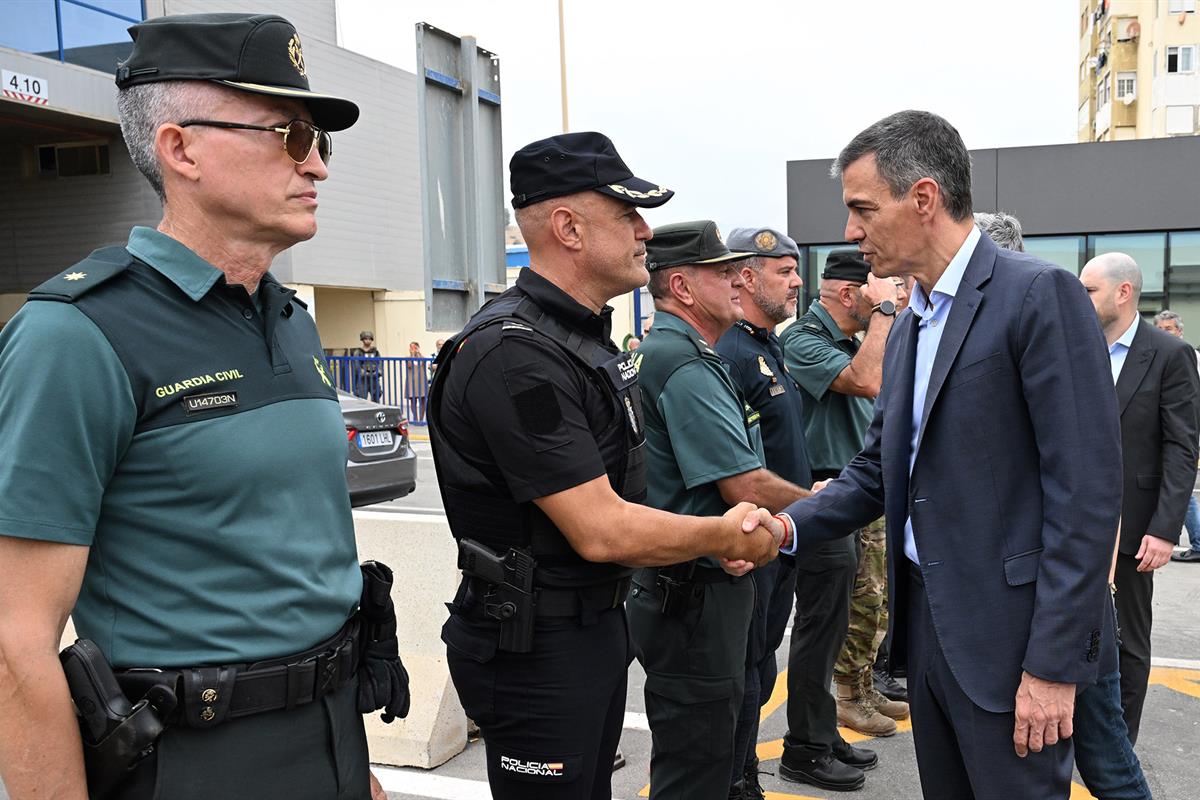 31/07/2026. Viaje del presidente del Gobierno a Ceuta. El presidente del Gobierno, Pedro Sánchez, saluda a representantes de las Fuerzas y C...