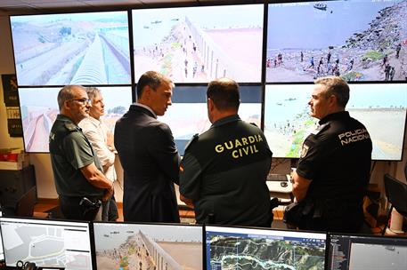 31/07/2026. Viaje del presidente del Gobierno a Ceuta. El presidente del Gobierno, Pedro Sánchez, con representantes de las Fuerzas y Cuerpo...