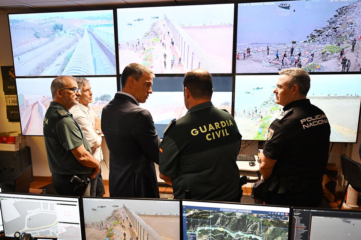 El presidente, con representantes de las Fuerzas y Cuerpos de Seguridad del Estado en la frontera del Tarajal